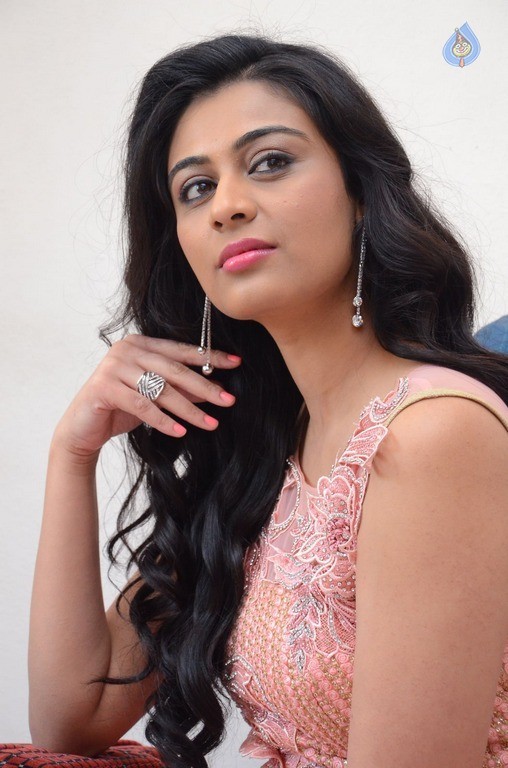 Neha Hinge New Gallery - 17 / 39 photos