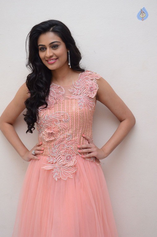 Neha Hinge New Gallery - 26 / 39 photos