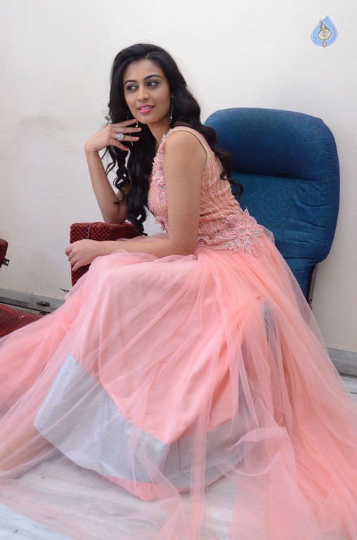 Neha Hinge New Gallery - 35 / 39 photos