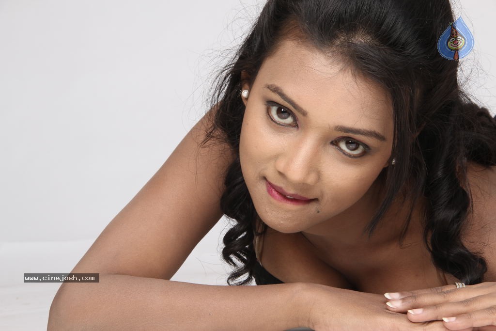 Neha Priya Hot Stills - 25 / 52 photos