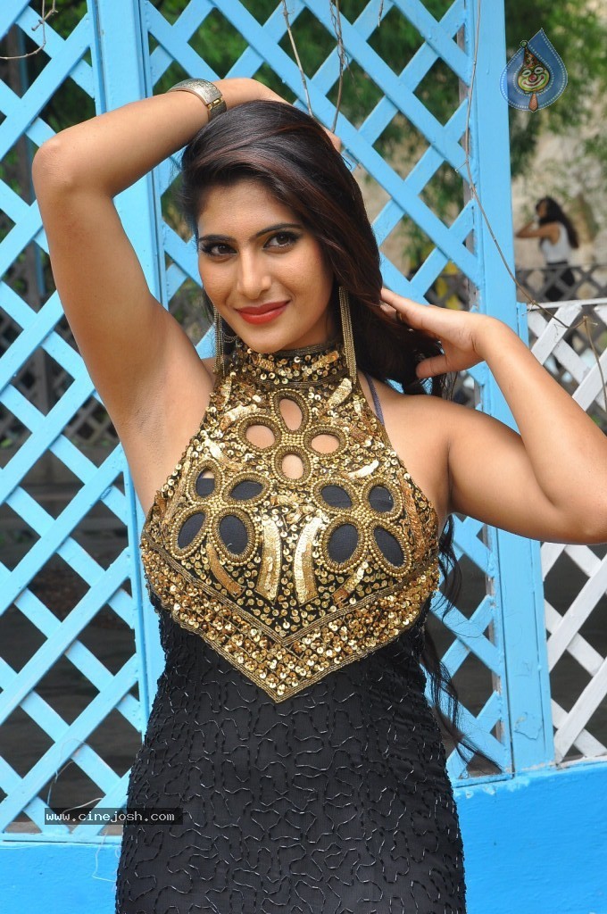 Neha Saxena New Stills - 41 / 53 photos