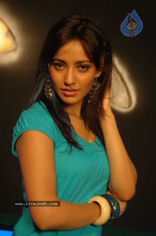 Neha Sharma Gallery - 12 / 60 photos