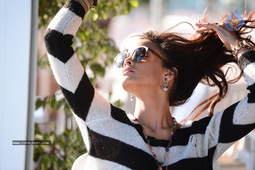 Nicole New Hot Stills - 30 / 88 photos