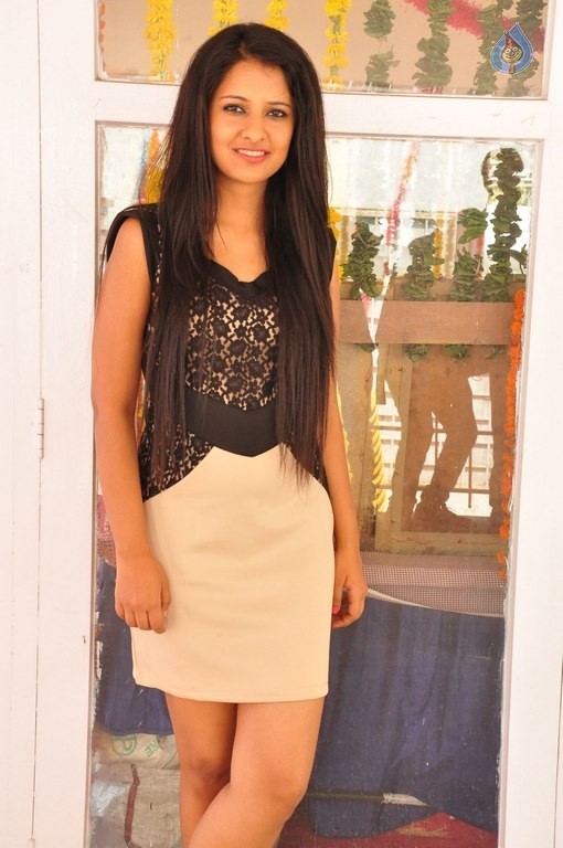 Nikita Bisht New Photos - 34 / 40 photos