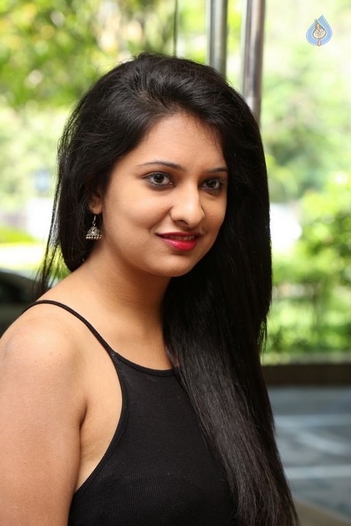 Nikita Bisht New Photos - 5 / 33 photos