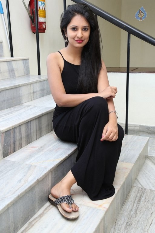 Nikita Bisht New Photos - 22 / 33 photos