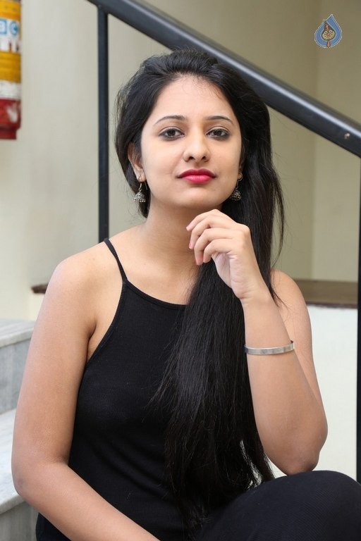 Nikita Bisht New Photos - 28 / 33 photos