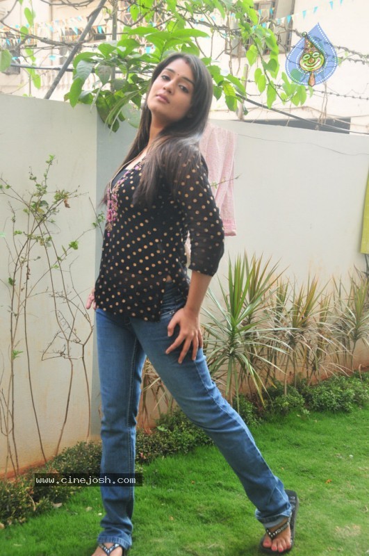 Nikitha Gallery - 5 / 40 photos