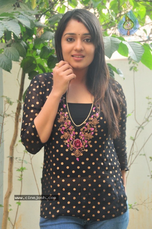 Nikitha Gallery - 12 / 40 photos