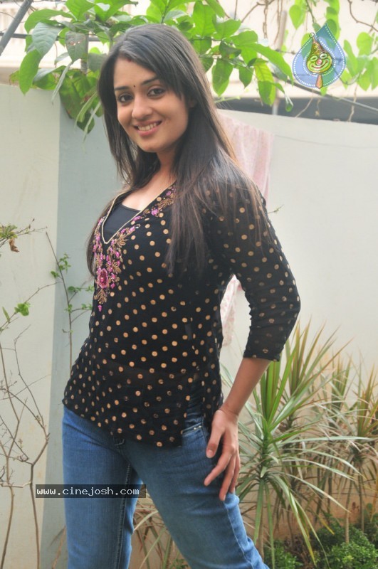 Nikitha Gallery - 32 / 40 photos