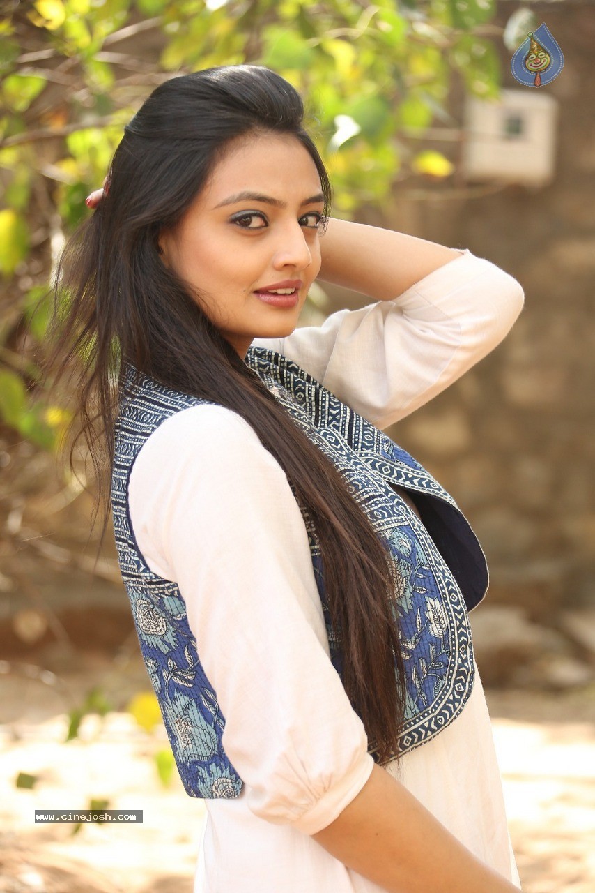 Nikitha Narayan Latest Photos - 29 / 56 photos