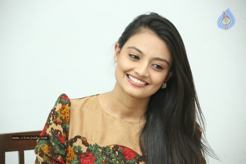 Nikitha Narayan Latest Pics - 34 / 124 photos