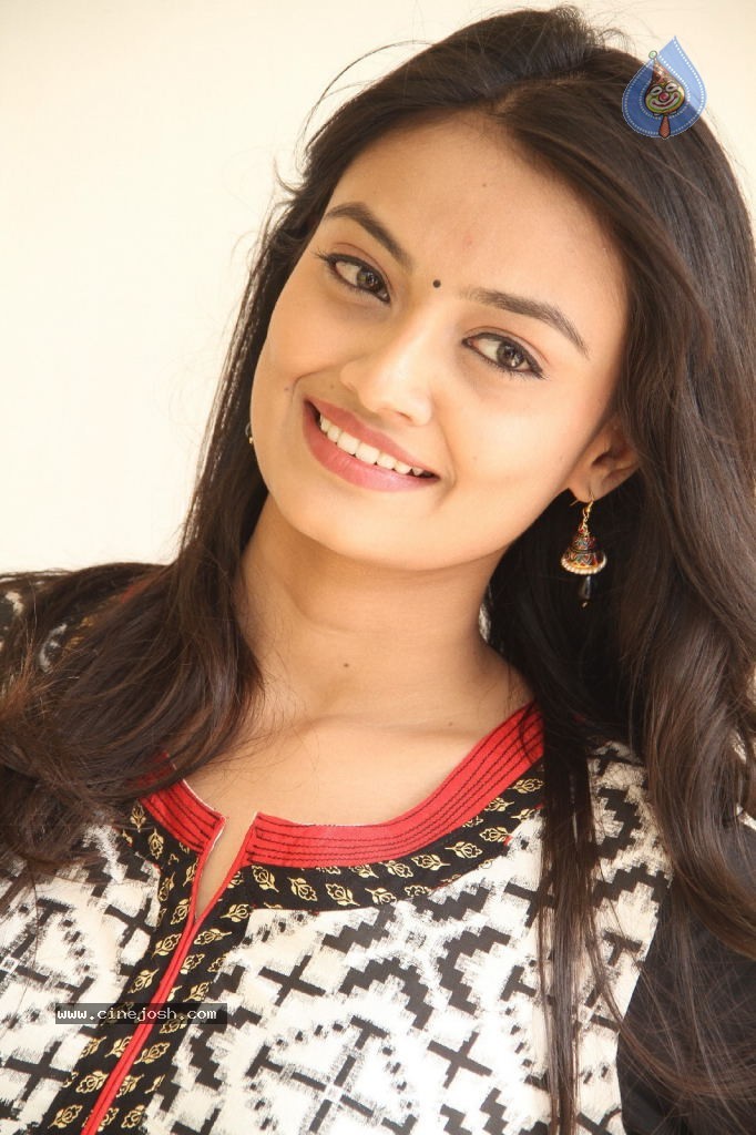 Nikitha Narayan New Pics - 28 / 100 photos