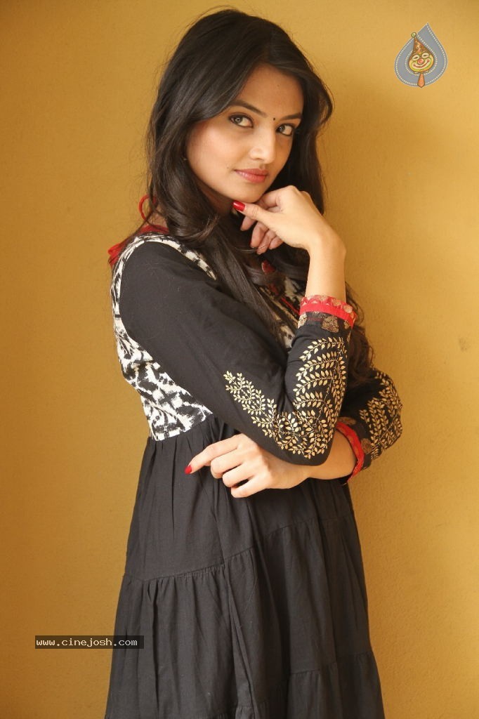 Nikitha Narayan New Pics - 30 / 100 photos
