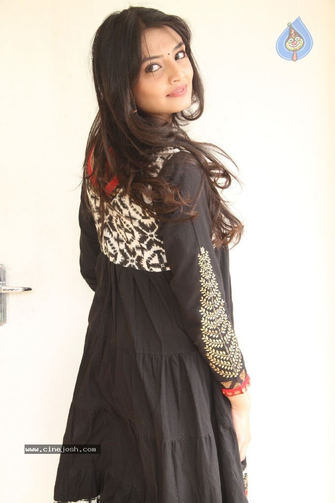 Nikitha Narayan New Pics - 34 / 100 photos