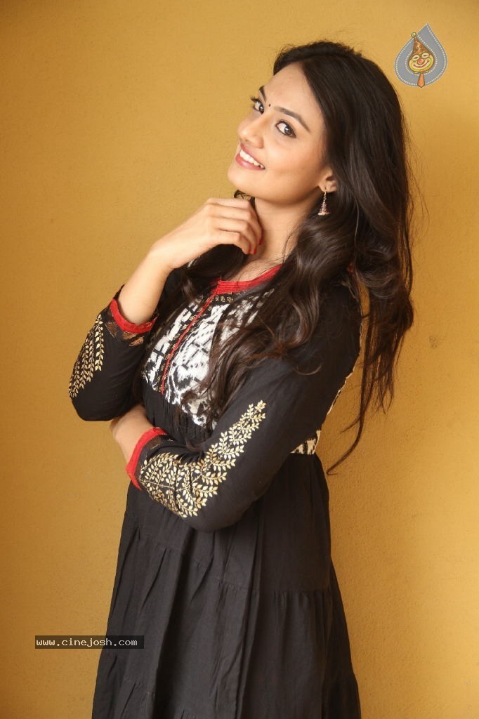 Nikitha Narayan New Pics - 44 / 100 photos