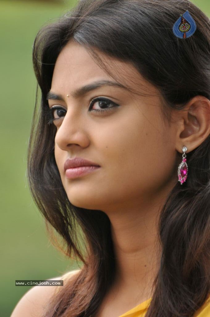 Nikitha Narayan New Stills - 27 / 108 photos