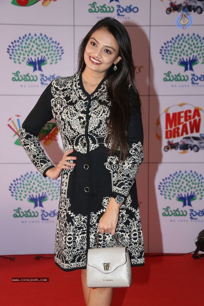 Nikitha Narayan Stills - 21 / 42 photos