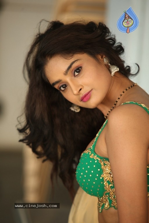 Nikitha Pawar New Pics - 36 / 40 photos
