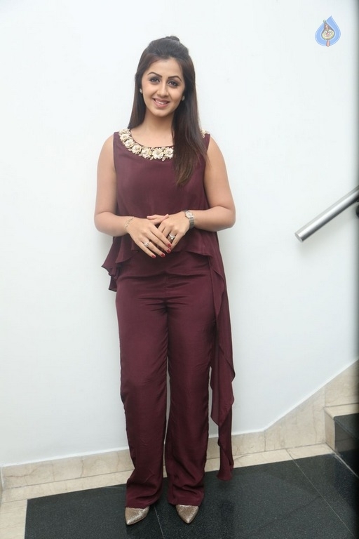 Nikki Galrani Latest Photos - 16 / 31 photos