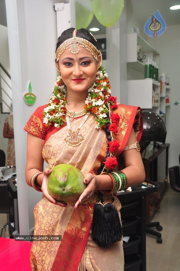 Nilofer Photos - 20 / 29 photos