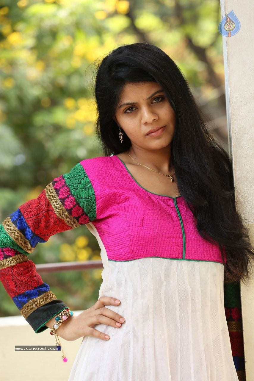 Nairuthi Stills - 30 / 52 photos