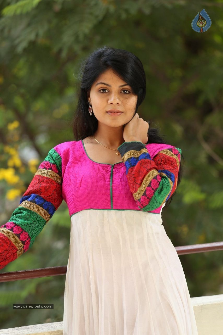 Nairuthi Stills - 31 / 52 photos