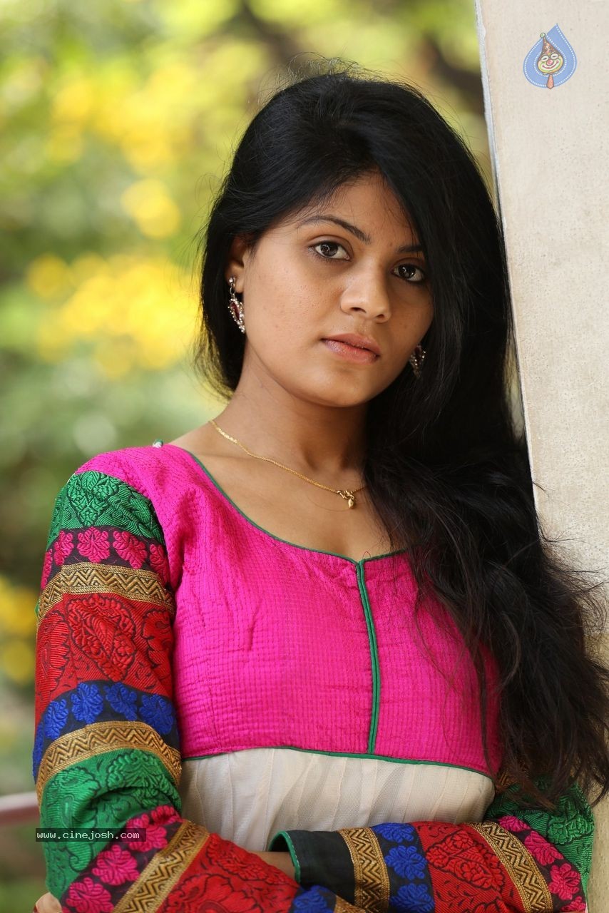 Nairuthi Stills - 35 / 52 photos