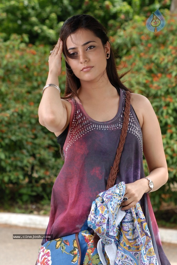 Nisha Agarwal New Gallery - 22 / 60 photos