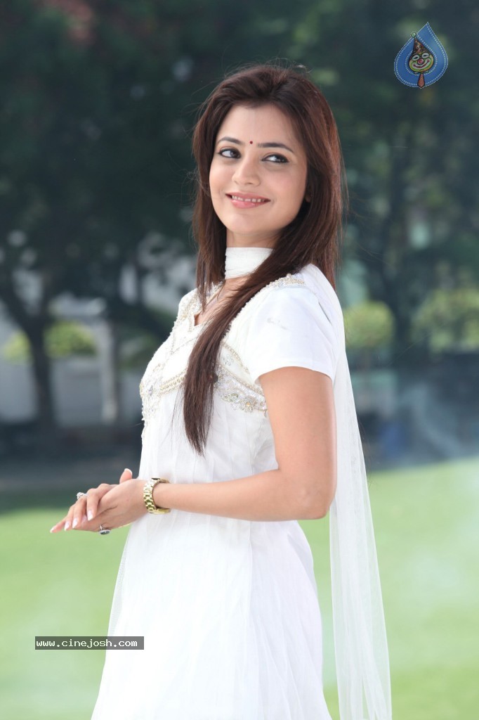Nisha Agarwal New Pics - 25 / 58 photos