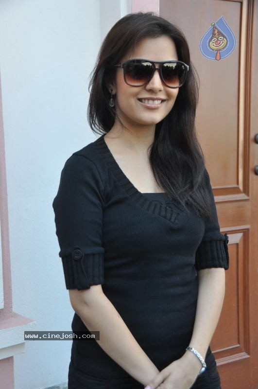 Nisha Agarwal Photos - 43 / 70 photos