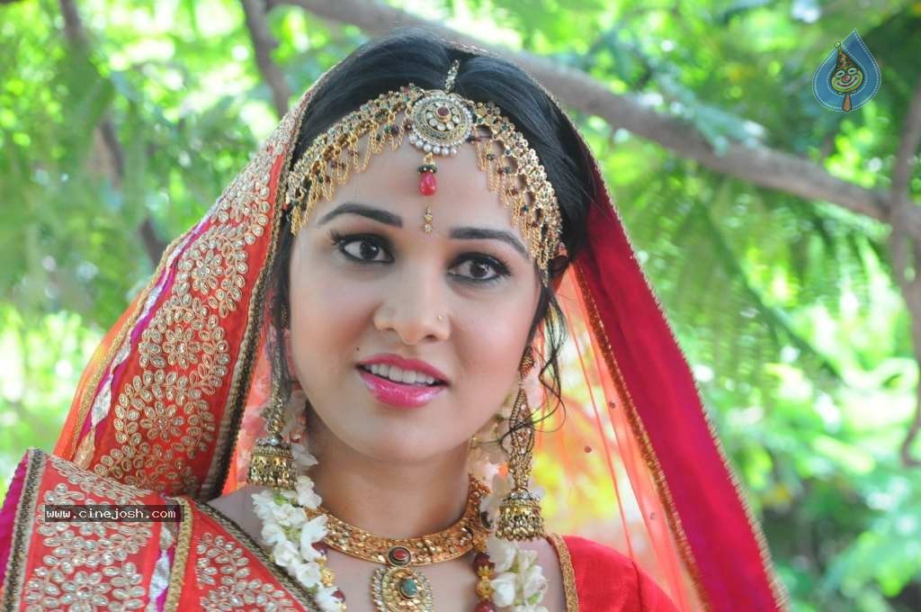 Nisha Kothari Latest Stills - 22 / 108 photos