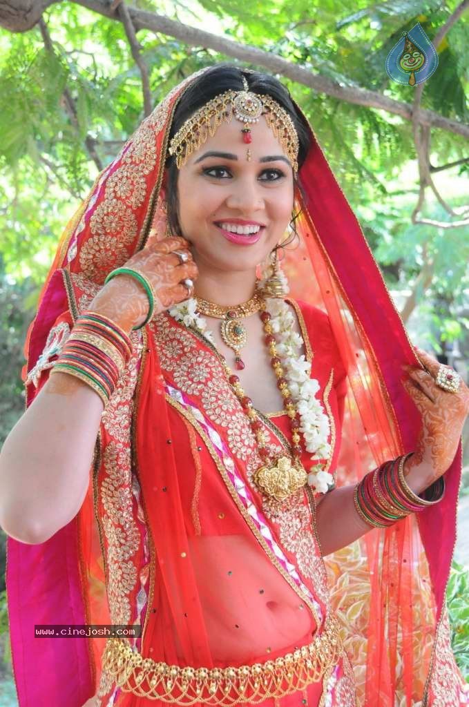 Nisha Kothari Latest Stills - 24 / 108 photos