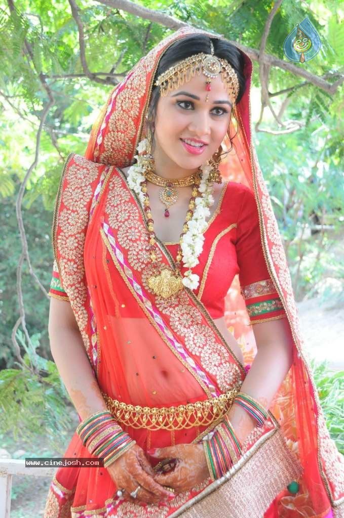 Nisha Kothari Latest Stills - 27 / 108 photos