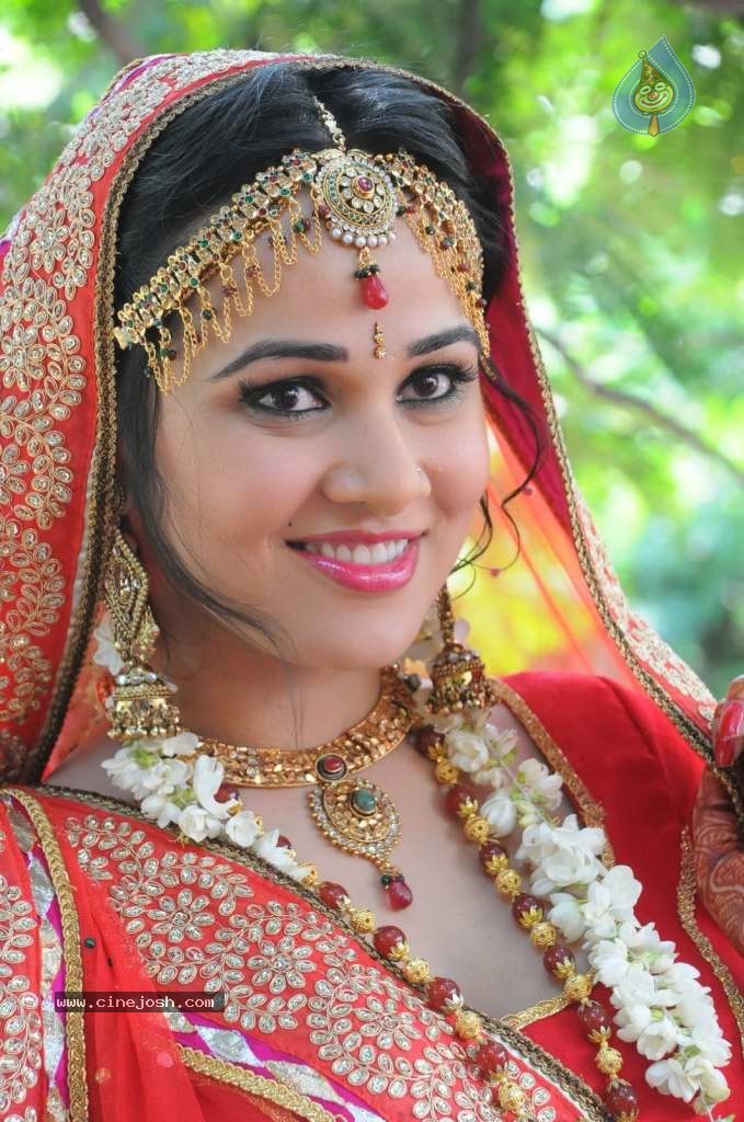 Nisha Kothari Latest Stills - 29 / 108 photos