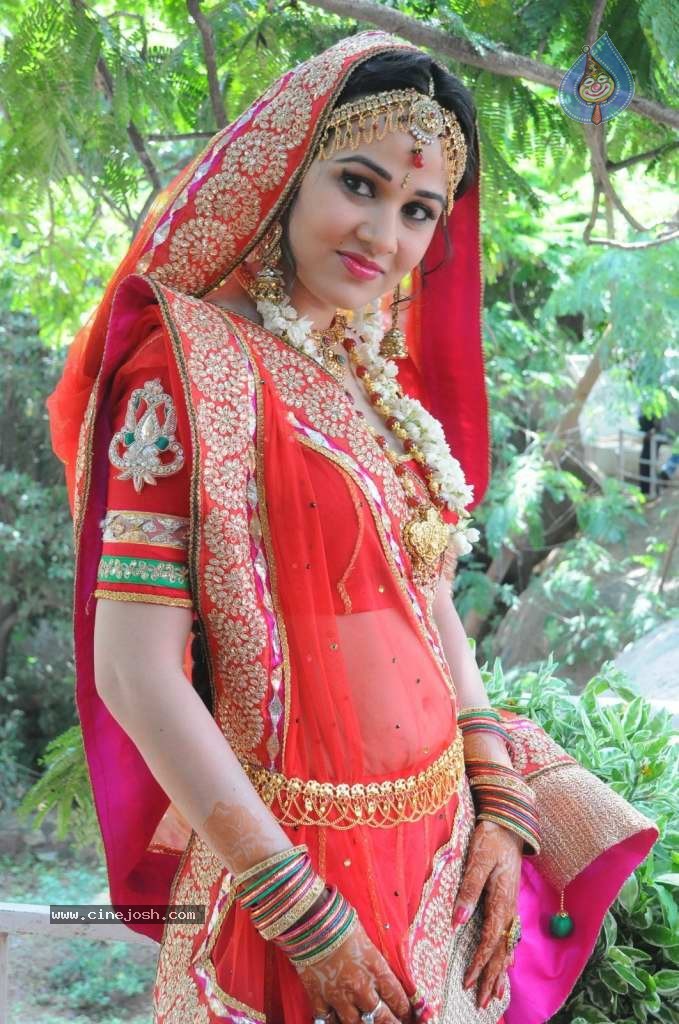 Nisha Kothari Latest Stills - 30 / 108 photos