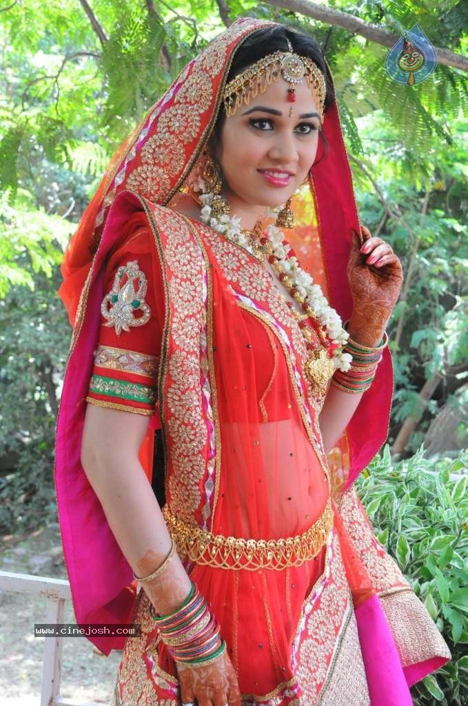 Nisha Kothari Latest Stills - 32 / 108 photos