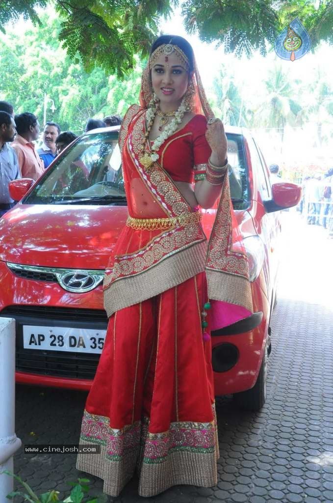 Nisha Kothari Latest Stills - 34 / 108 photos