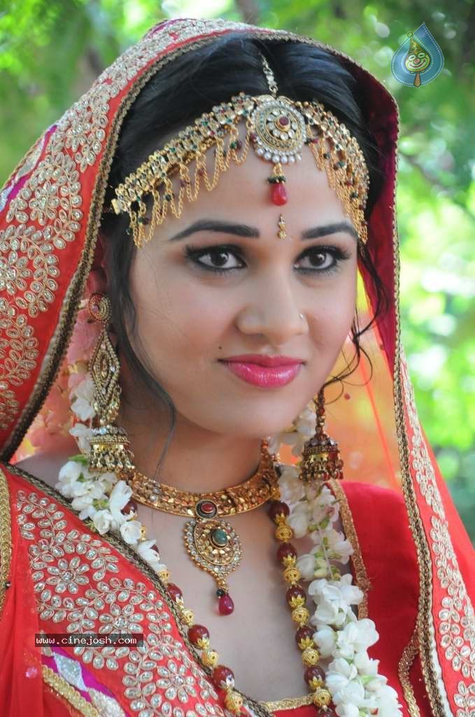 Nisha Kothari Latest Stills - 35 / 108 photos