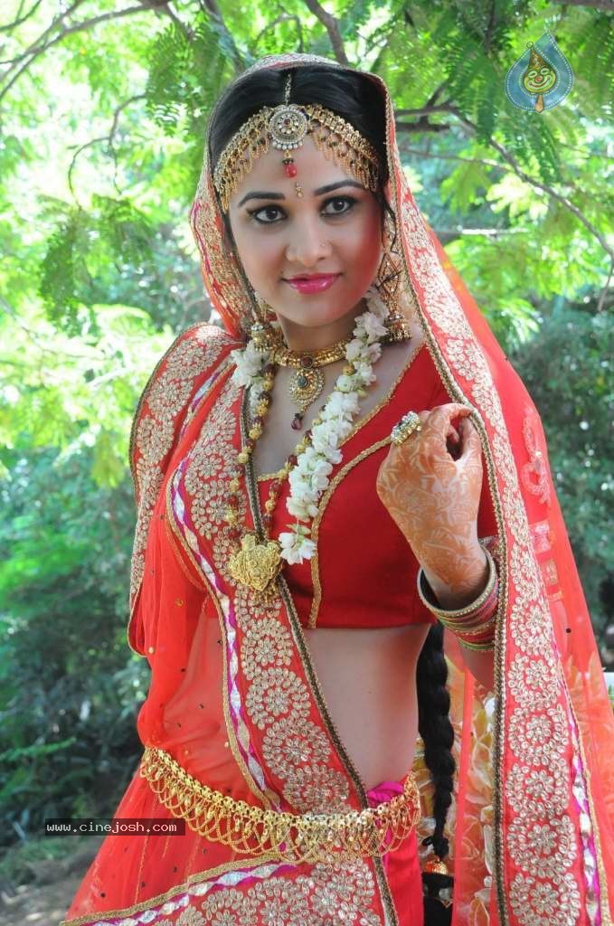 Nisha Kothari Latest Stills - 37 / 108 photos