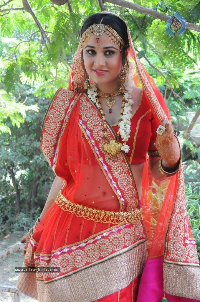 Nisha Kothari Latest Stills - 38 / 108 photos