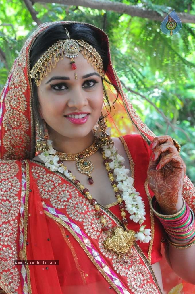 Nisha Kothari Latest Stills - 41 / 108 photos