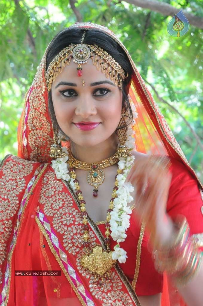 Nisha Kothari Latest Stills - 43 / 108 photos