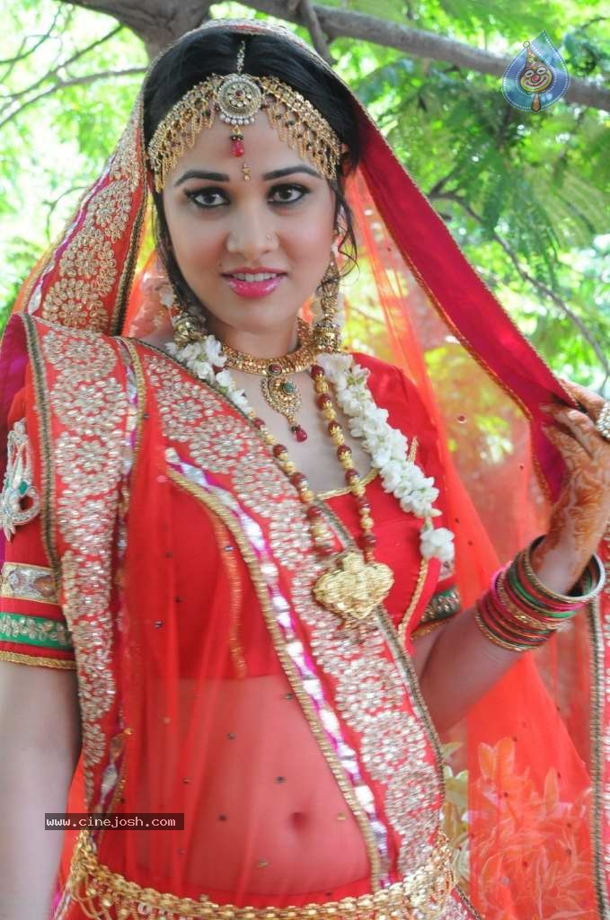 Nisha Kothari Latest Stills - 44 / 108 photos