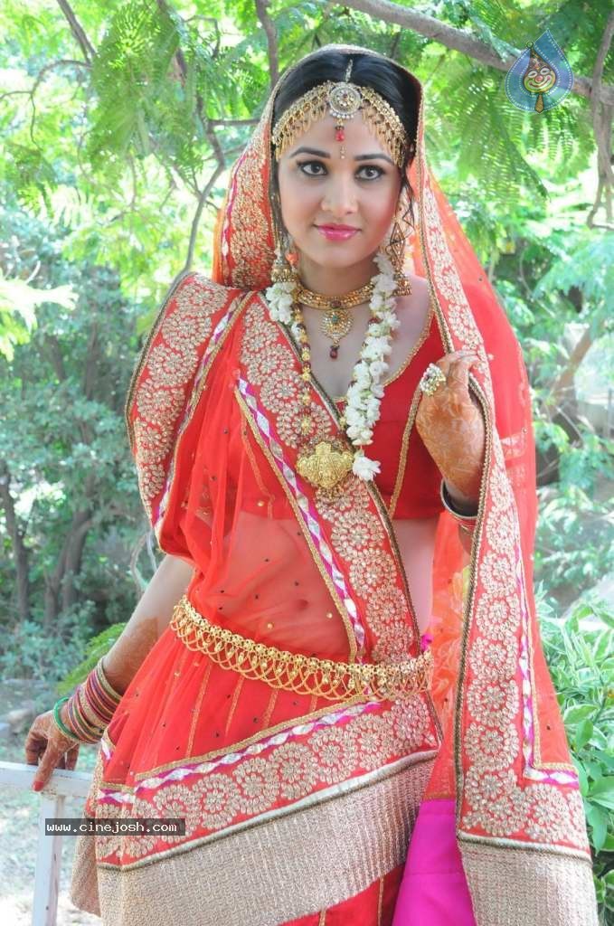 Nisha Kothari Latest Stills - 45 / 108 photos