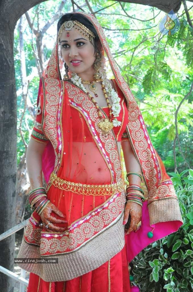 Nisha Kothari Latest Stills - 46 / 108 photos