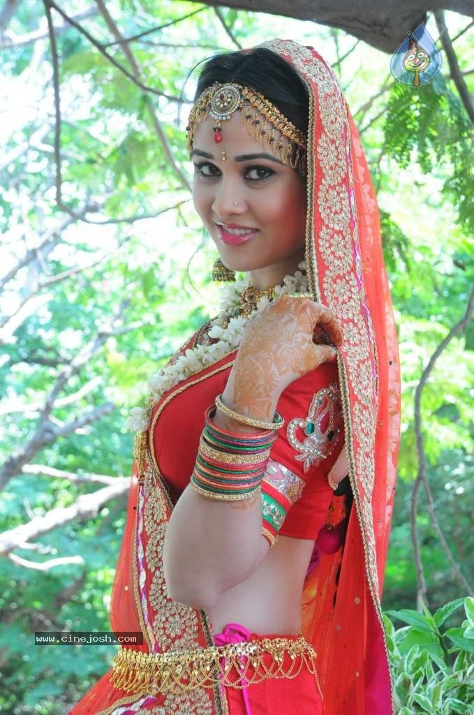 Nisha Kothari Latest Stills - 47 / 108 photos