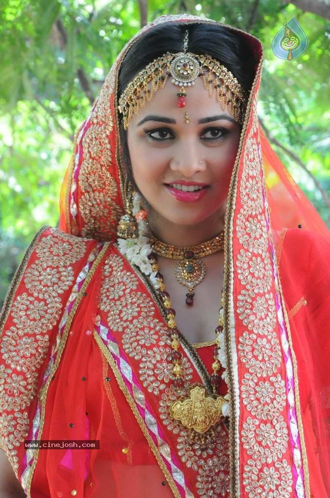 Nisha Kothari Latest Stills - 48 / 108 photos