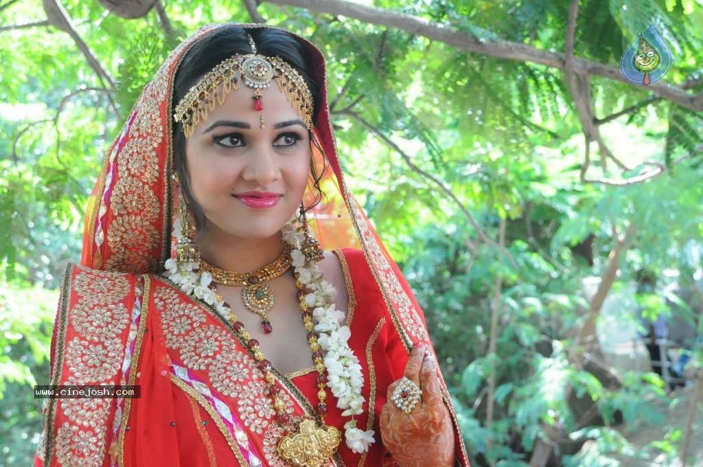 Nisha Kothari Latest Stills - 49 / 108 photos