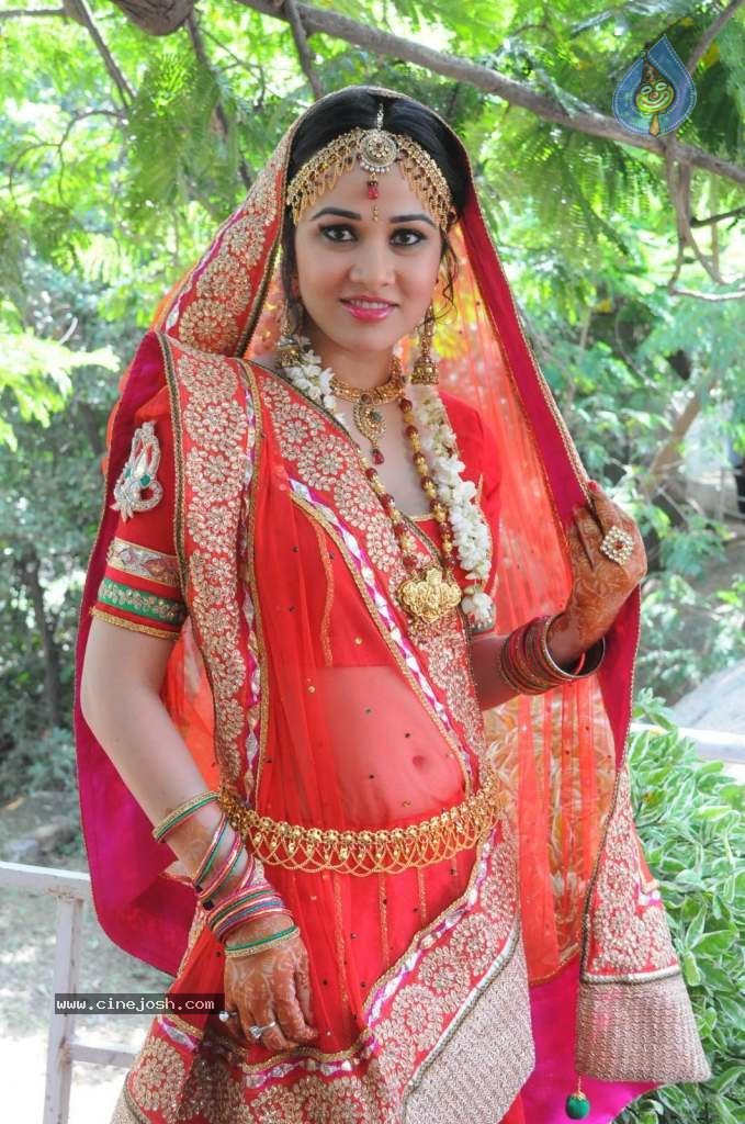 Nisha Kothari Latest Stills - 52 / 108 photos